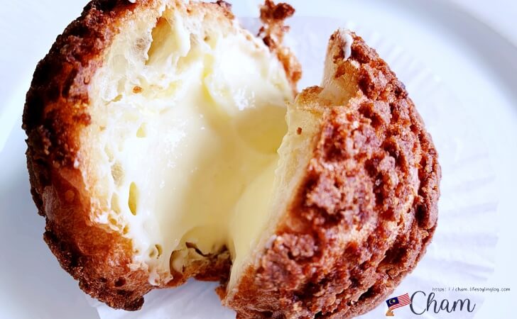 半分にカットしたUniversal Bakehouseのクリームパフ