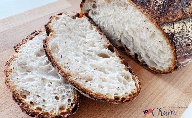 カットしたUniversal Bakehouseのサワー種のパン