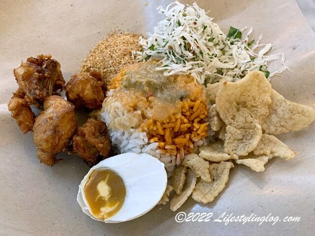 白いご飯が使われたNasi Kerabu（ナシケラブ・ナシクラブ）