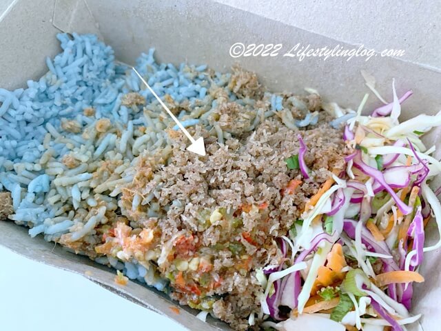 Nasi Kerabuに添えられている魚入りのココナッツフレーク