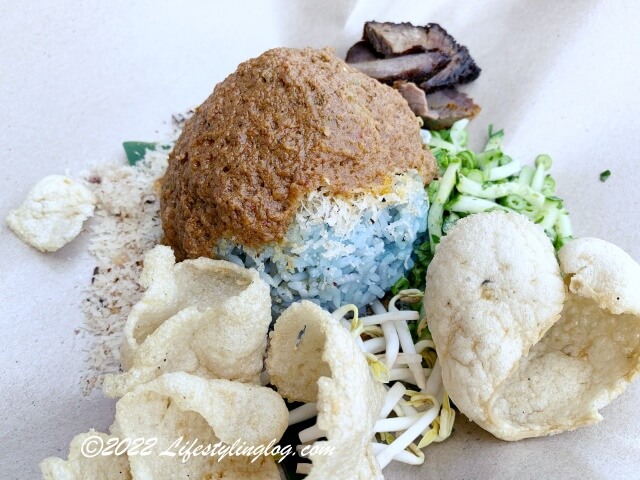 フィッシュクラッカーのKeropokが添えられているNasi Kerabu（ナシケラブ・ナシクラブ）