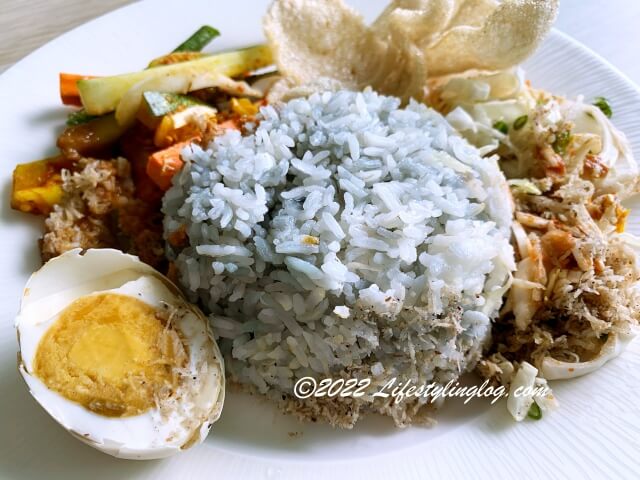 アヒルの塩漬け卵が添えられたNasi Kerabu（ナシケラブ・ナシクラブ）