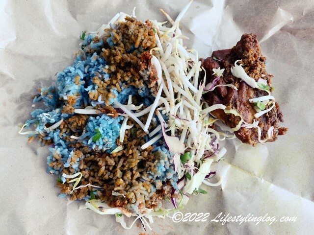 フライドチキンのAyam Gorengが添えられたNasi Kerabu（ナシケラブ・ナシクラブ）