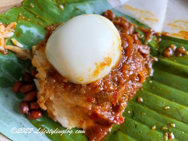 茹で卵を添えたNasi Lemak Bungkus（ナシレマ・ナシルマブンクス）