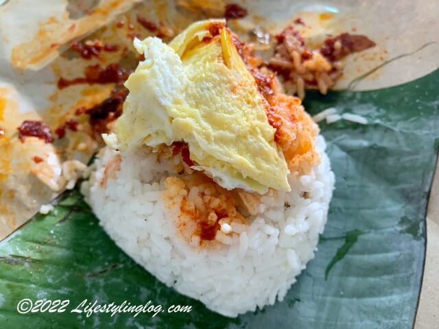 卵焼きが上に乗ったNasi Lemak（ナシレマ・ナシルマ）