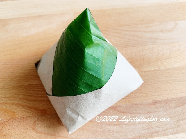 お持ち帰り用に包まれたNasi Lemak Bungkus