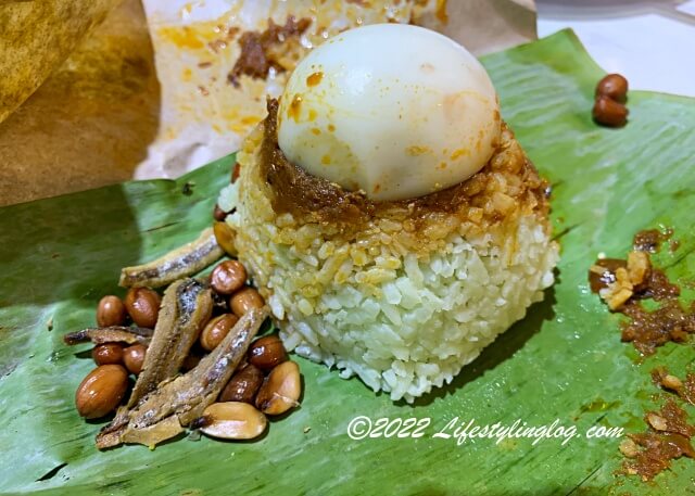 パンダンで色づけした緑色のご飯を使ったNasi Lemak Pandan