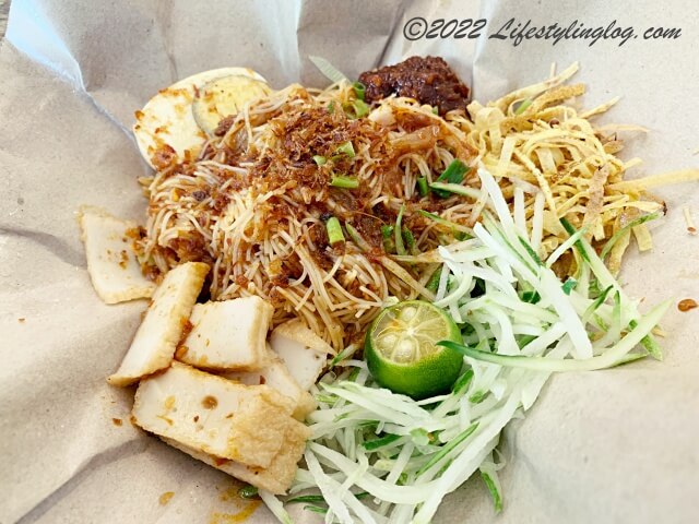 Calamansi（カラマンシー）が添えられているマレーシアのMee Siam