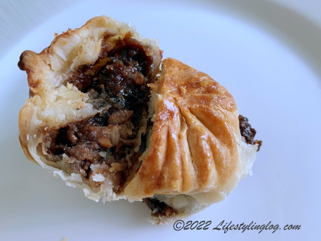 半分にカットした鳳凰餅家（Fung Wong Biscuit）の燒包