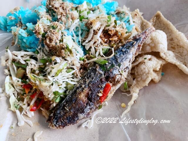 Ikan Gorengが添えられたNasi Kerabu（ナシケラブ・ナシクラブ）