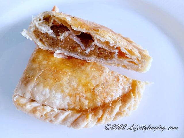 半分にカットした鳳凰餅家（Fung Wong Biscuit）のカヤパフ