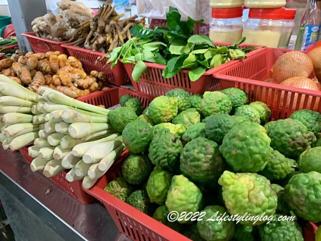 マレーシアの市場で販売されているKaffir Lime（カフィアライム）とKaffir Lime Leaves（カフィアライムリーフ）