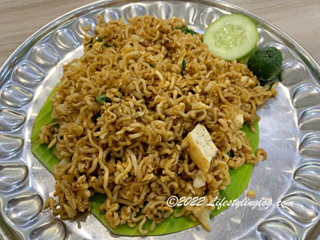 インスタント麺を炒めて作るマレーシアのMaggi Goreng（マギーゴレン）