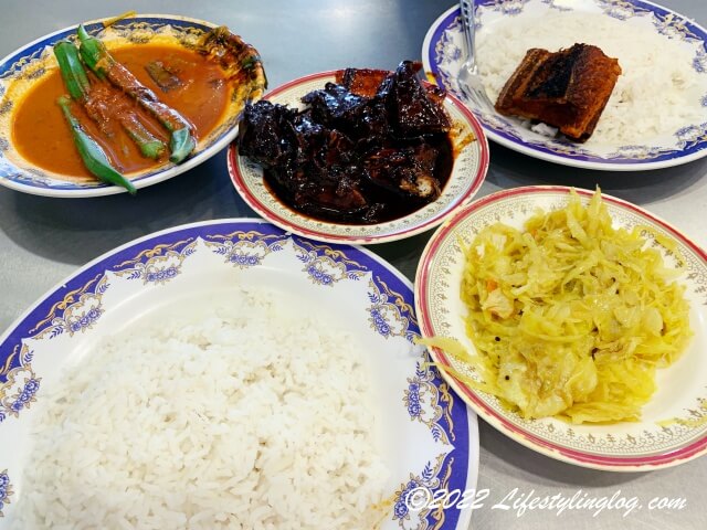 ソースを別のお皿に入れてもらったKuah AsingのNasi Kandar（ナシカンダー）