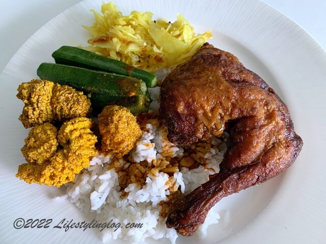 フライドチキンや魚の卵をセットにしたNasi Kandar Kudu Bin Abdulのナシカンダー