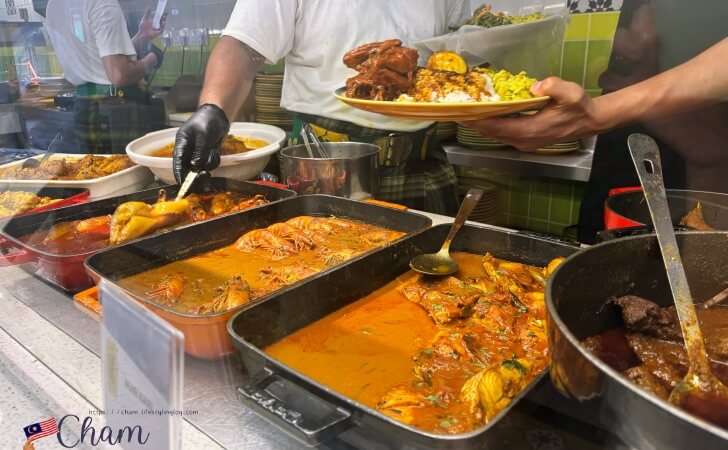 ナシカンダーでカレーソースをかけているところ