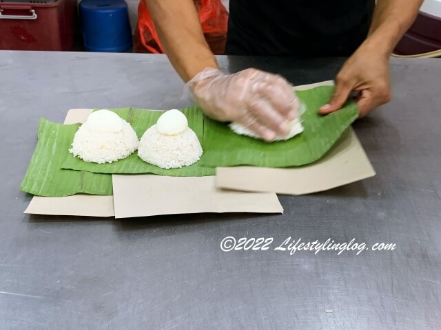 Nasi Lemak Bungkusを作っているところ