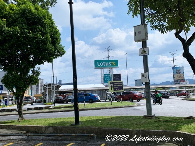 Nasi Lemak Saleha（Ampang）の対面に見えるLotus's