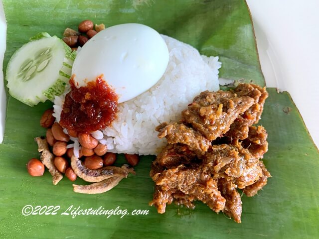 Beef Rendang（ビーフルンダン）を合わせたNasi Lemak SalehaのNasi Lemak