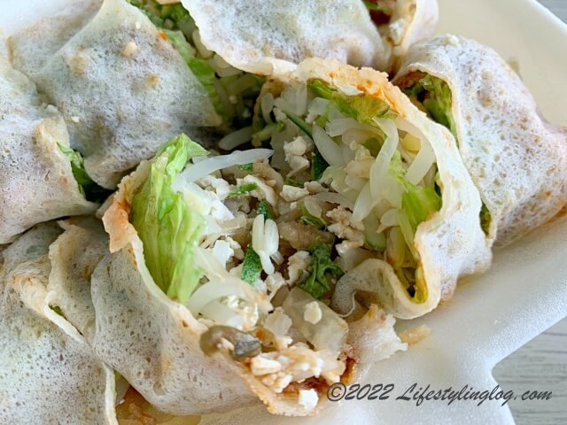 レタスやもやしを入れたマレーシアのPopiah（ポピア）