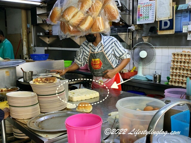 材料を混ぜて捏ねて休ませておいたRoti Canai（ロティチャナイ）の生地