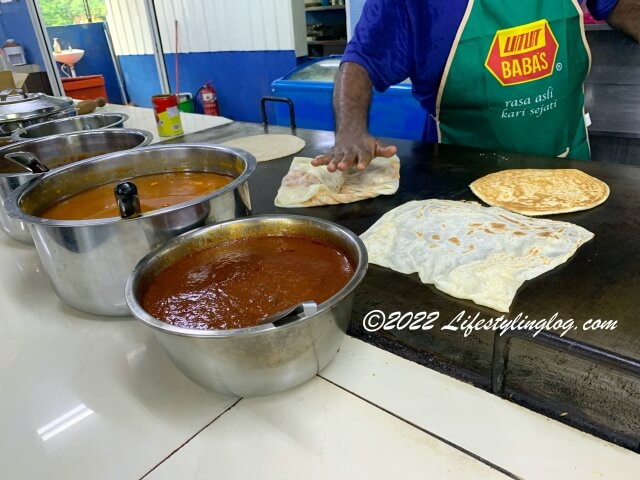 フィリングを入れたRoti（ロティ）の生地を折りたたんで焼いているところ