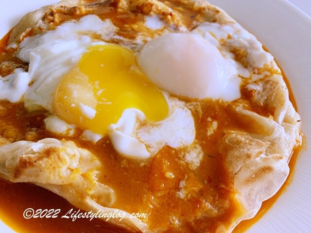 温泉卵を潰したAli Roti Canai Tsunami（Roti Canai Pak Ali）の津波ロティ