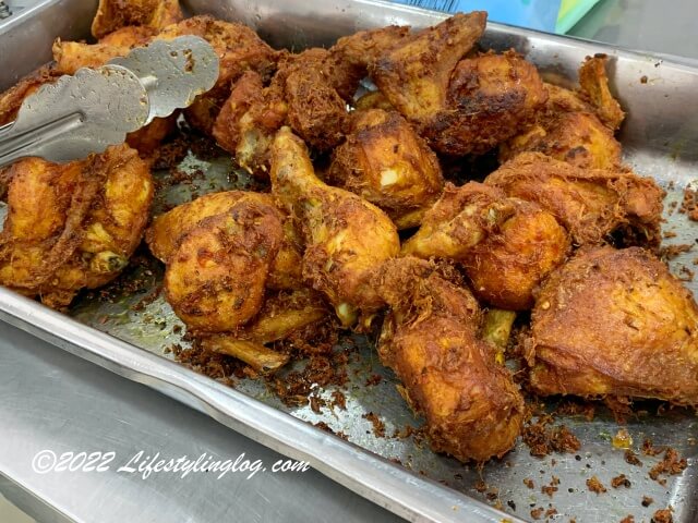 フライドチキンのAyam Goreng（アヤムゴレン）