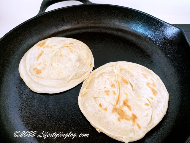 フライパンで焼き目をつけているロティチャナイ