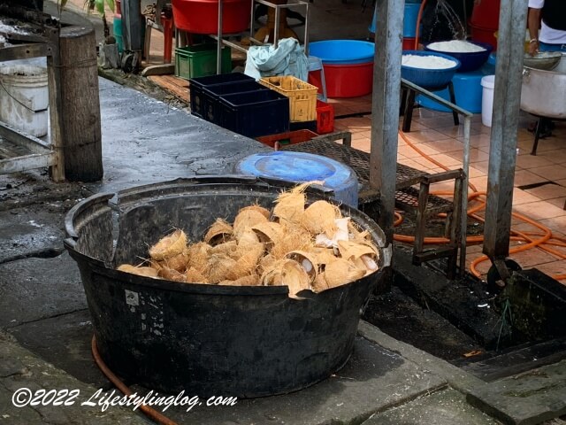 Lemang Daun Lerek Greenwoodで燃料として使われているココナッツの殻