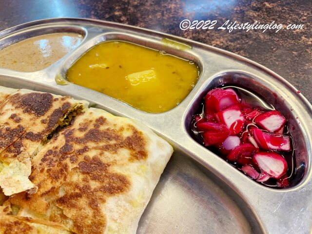 Murtabak（ムルタバ）のセットになっているカレー（ダール）やオニオンのピクルス