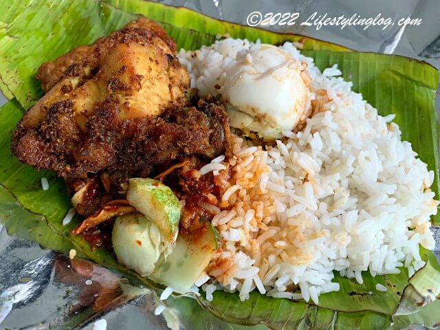 おかずと一緒に包んだNasi Lemak