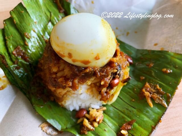 茹で卵やイカンビリスがセットになったNasi Lemak Bungkus