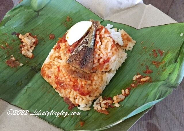 小魚をトッピングしたNasi Lemak Bungkus