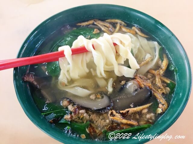 フラット麺が使われているスープ板麺（パンミー）