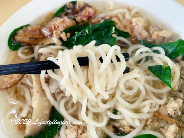 細麺（幼麺）を使った板麺（パンミー）