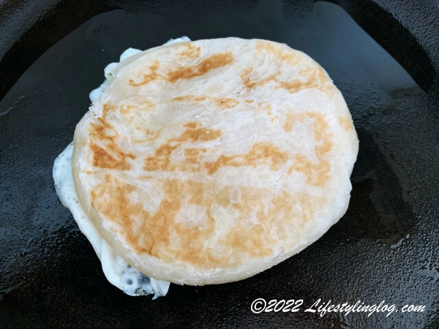 目玉焼きにロティチャナイを被せたところ