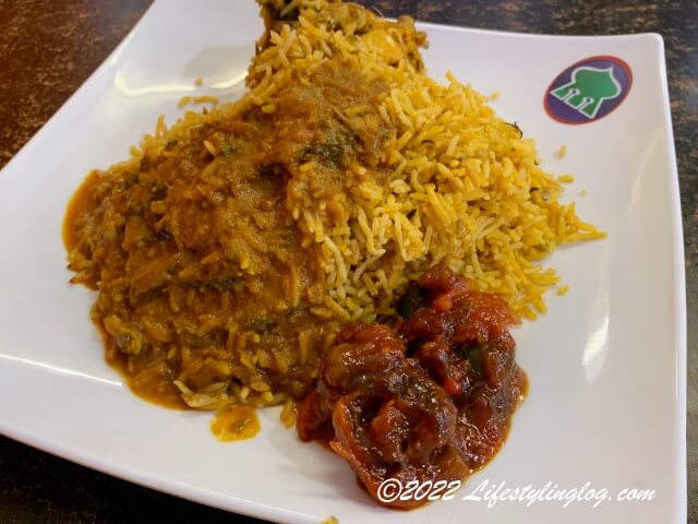 Syed BistroのBukhara Briyani に添えられているAcar BuahとDalcha