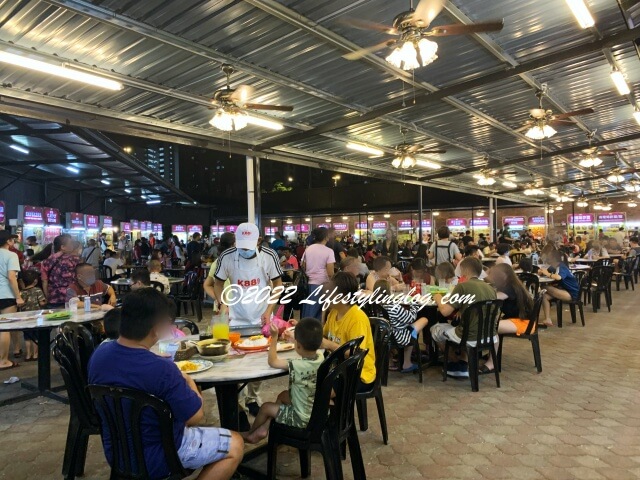 多くのローカルのお客さんで賑わうK88 FoodCourt