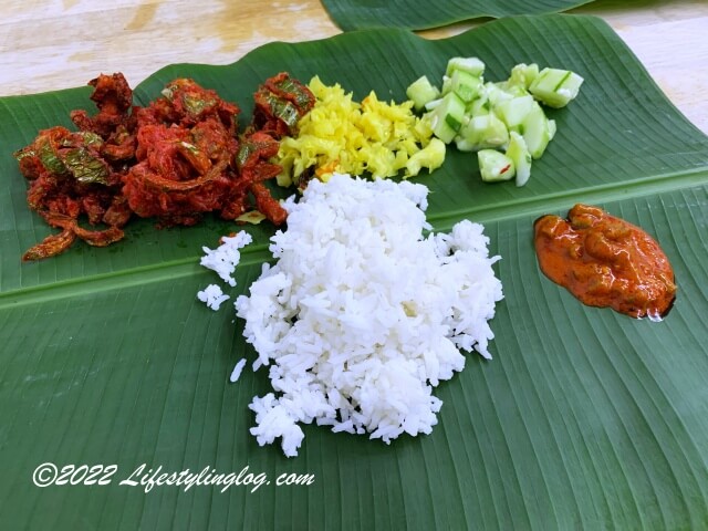 Acar（アチャー）を乗せたSri Nirwana Maju Restaurantのバナナリーフ