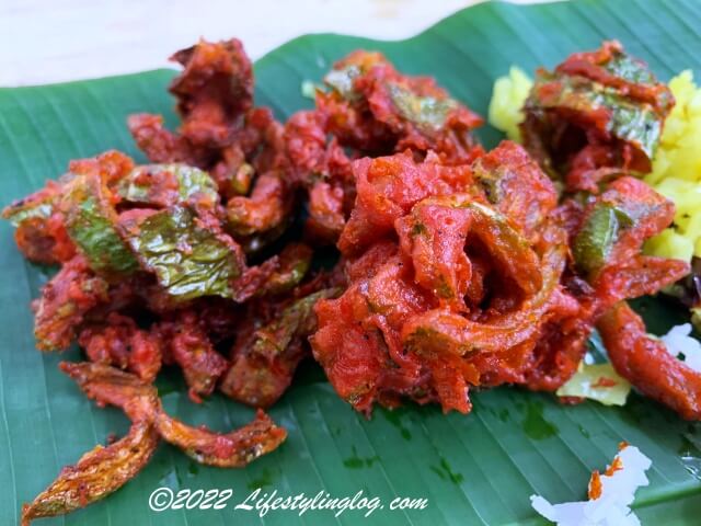 Sri Nirwana Maju RestaurantのバナナリーフのセットになっているDeep Fried Snake Gourd