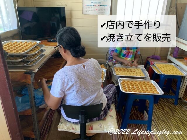 Bee Bee Pineapple Tart Houseの店内でパイナップルタルトを作っているところ