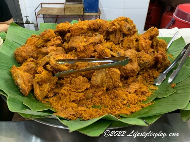 Medan Selera Jaya 223にあるNasi Lemak Panas Gerai YatieのAyam Goreng（アヤムゴレン）