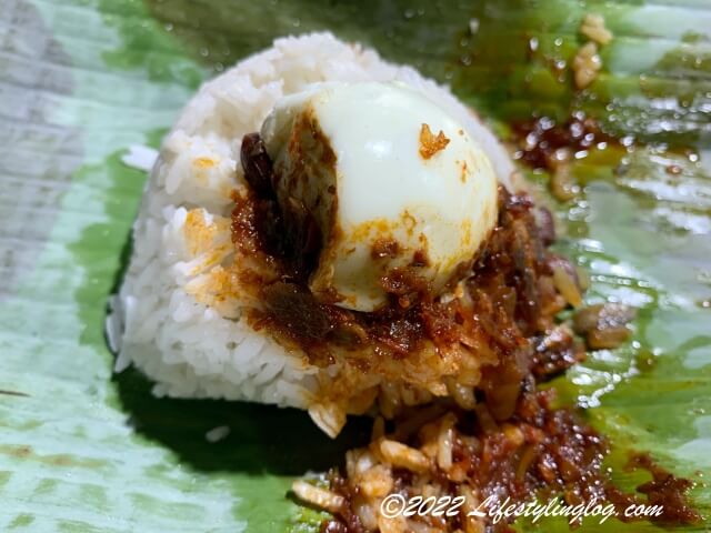 Nasi Lemak Panas Gerai YatieのNasi Lemak（ナシレマ）