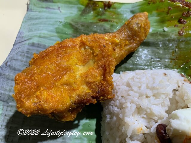 Nasi Lemak Panas Gerai YatieのAyam Goreng（アヤムゴレン）