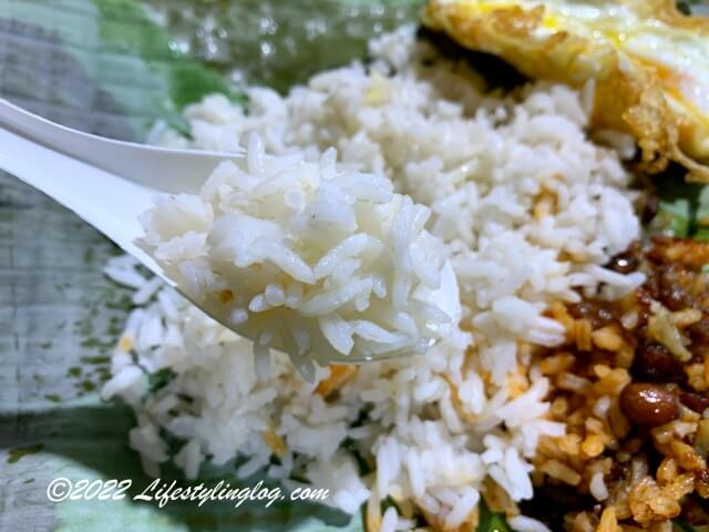 ふかふかとした食感で香りの良いNasi Lemak Panas Gerai Yatieのココナッツライス