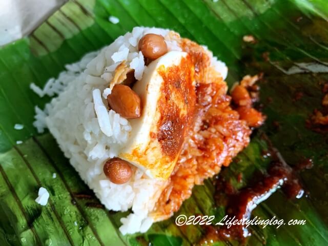 Medan Selera Jaya 223にあるNasi Lemak Panas Suri（ブルー）のNasi Lemak（ナシレマ）