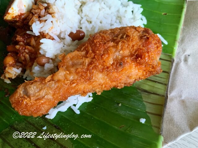 Nasi Lemak Panas SuriのAyam Goreng（アヤムゴレン）