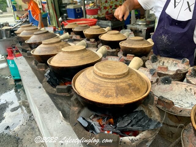 168茶餐室（168 Claypot Chicken Rice）で炭火で土鍋に火を入れているところ