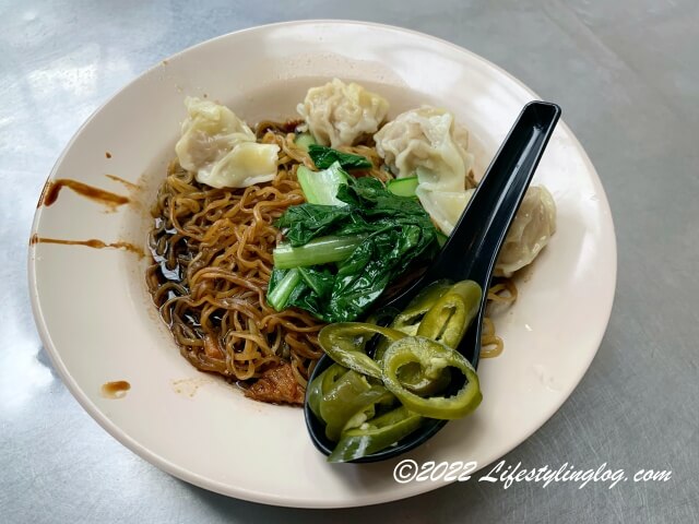 雲呑が麺の上に乗ったペナンの雲呑麺（ワンタンミー）